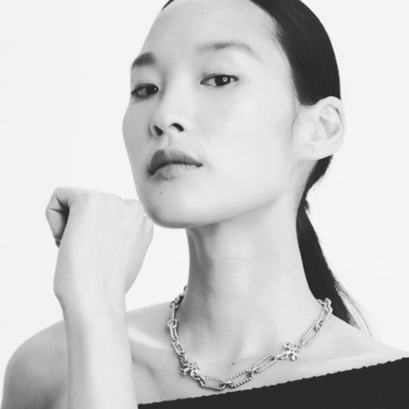 TORY BURCH • Rolled Tory Silver Roxanne Chain Logo Necklace - Picture 2 of 4